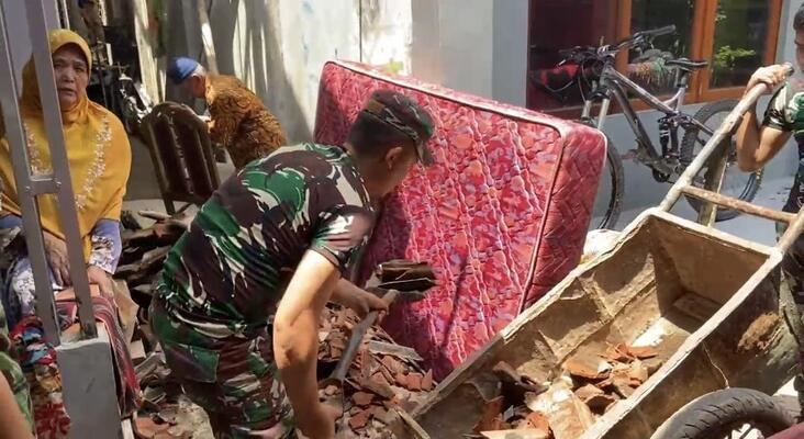 Letda Inf Dimas Pimpin Anggota Yonif 301/PKS Bersihkan Puing-puing Pasca Angin Puting Beliung Letda Inf Dimas, Yonif 301/PKS, Angin Puting Beliung, Puing-puing Bangunan, Penanganan Bencana, Bersihkan Lokasi, Pasca Bencana, Kerjasama Pihak Terkait, Evakuasi, Kab. Bandung