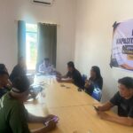 Kapolsek Kembang Janggut AKP Dedi S Hadiri Pertemuan Kasus Pencabulan Anak Desa Perdana Kapolsek Kembang Janggut AKP Dedi S bersama keluarga korban dan Ketua RT di Kantor Desa Perdana