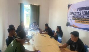 Kapolsek Kembang Janggut AKP Dedi S Hadiri Pertemuan Kasus Pencabulan Anak Desa Perdana Kapolsek Kembang Janggut AKP Dedi S bersama keluarga korban dan Ketua RT di Kantor Desa Perdana